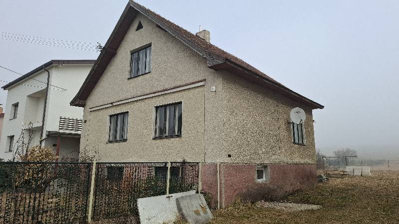 Na predaj starší podpivničený rodinný dom v pôvodnom stave v obci Konská, 821m² pozemok.